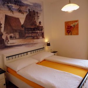 Zimmer mit Kingsize-Bett